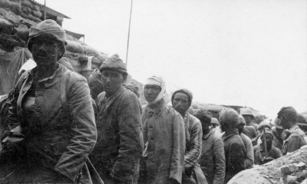 Turkish prisoners of war on Anzac Cove beach under supervision of Australian Army soldiers.